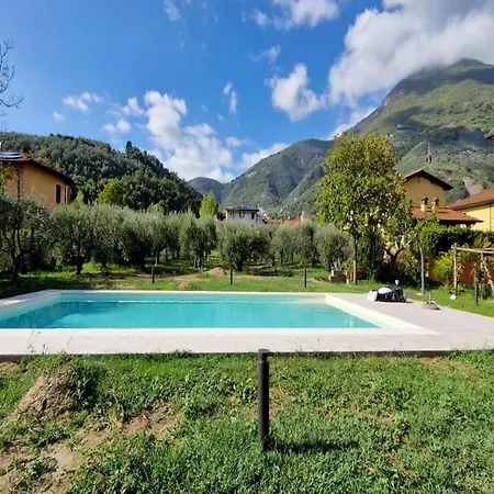 Villa With Garden Near Versilia