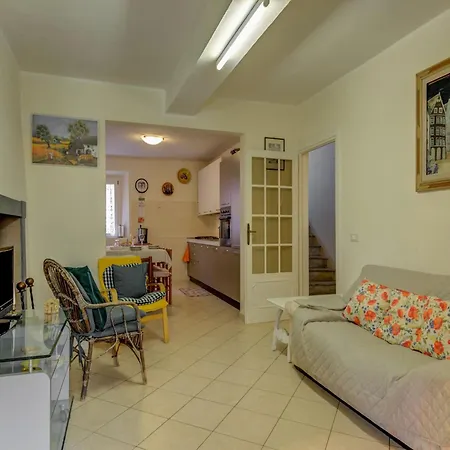 Villa With Garden Near Versilia Camaiore